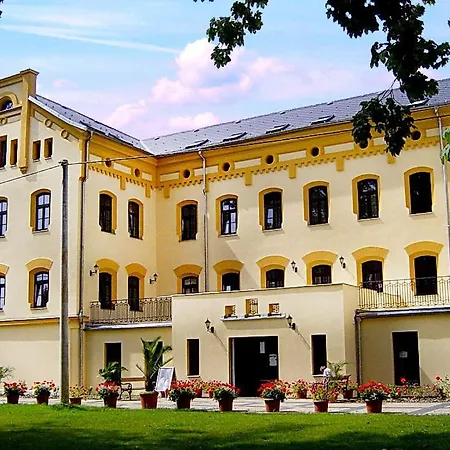 Zamek Hotel Mostov